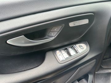 Mercedes V 220 - 11