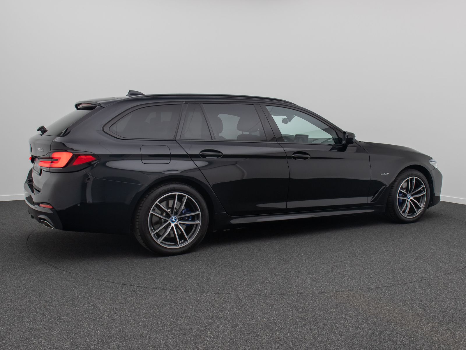 Fahrzeugabbildung BMW 530e xD M Sport DAB H/K HUD Panorama Laser AHK