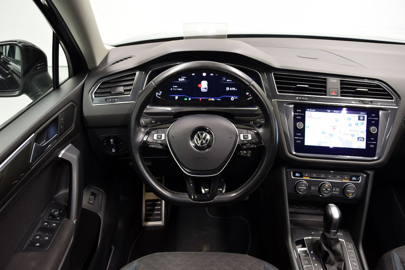 Fahrzeugabbildung Volkswagen Tiguan Allspace R-Line IQ.DRIVE, Pano, HuD, 19"