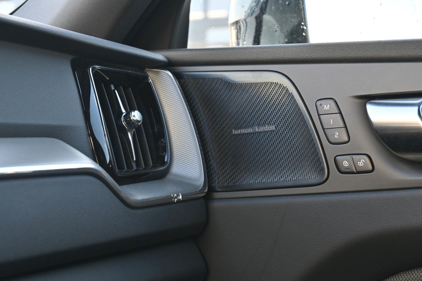 Fahrzeugabbildung Volvo XC60 B4 AWD Plus Dark*LED*PANO*STHZ*H&K*360°*AHK