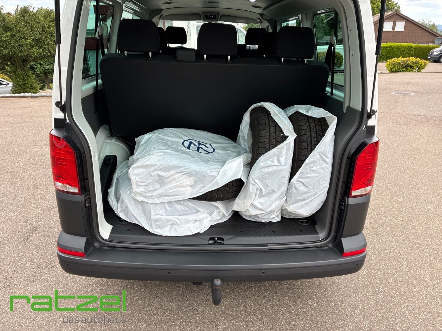 Fahrzeugabbildung Volkswagen T6.1 Kombi KR 2.0 TDI 9 Sitzer AHK DAB Park Dist