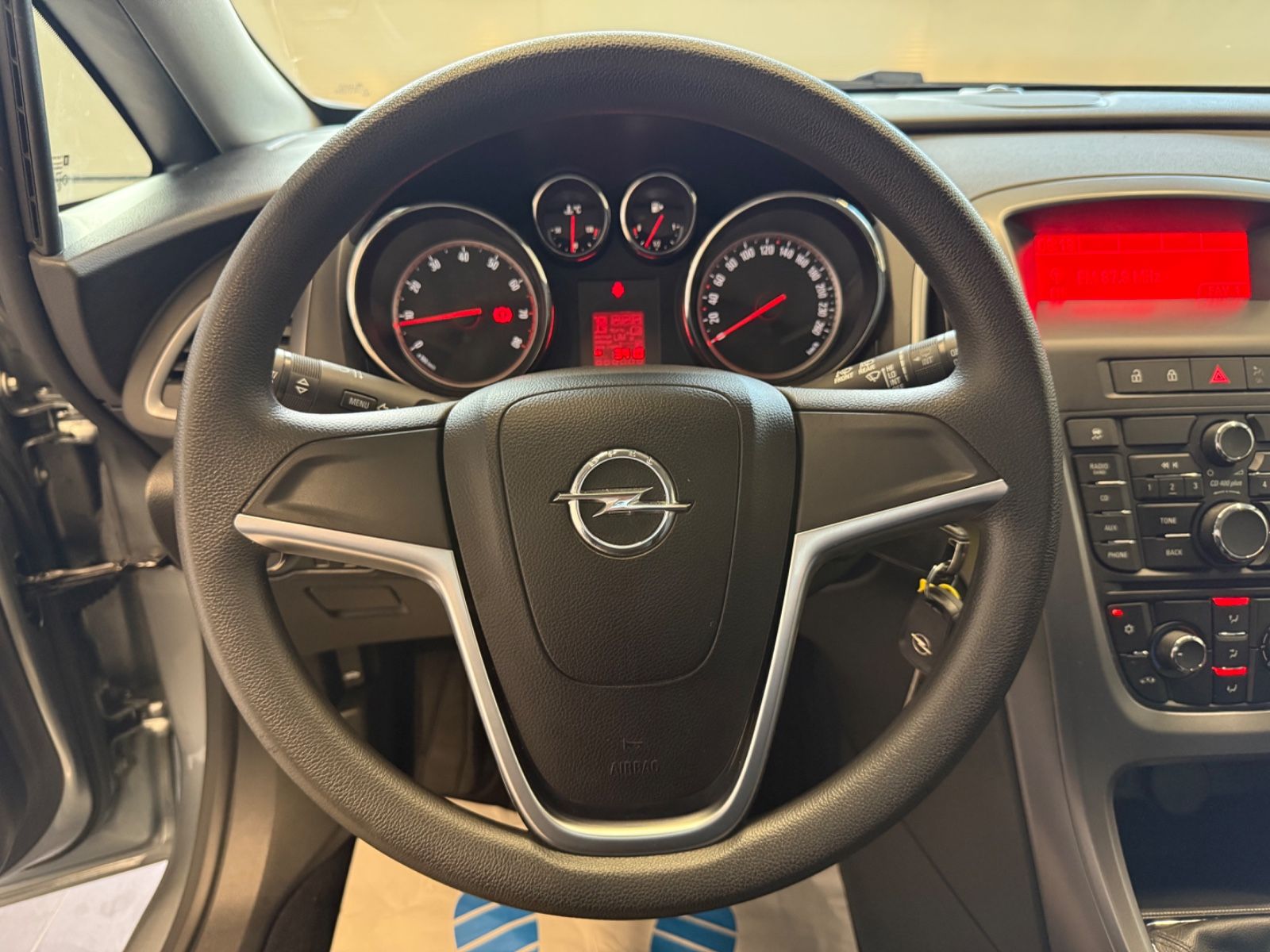 Fahrzeugabbildung Opel Astra J Lim. 5-trg. Selection, Klima,