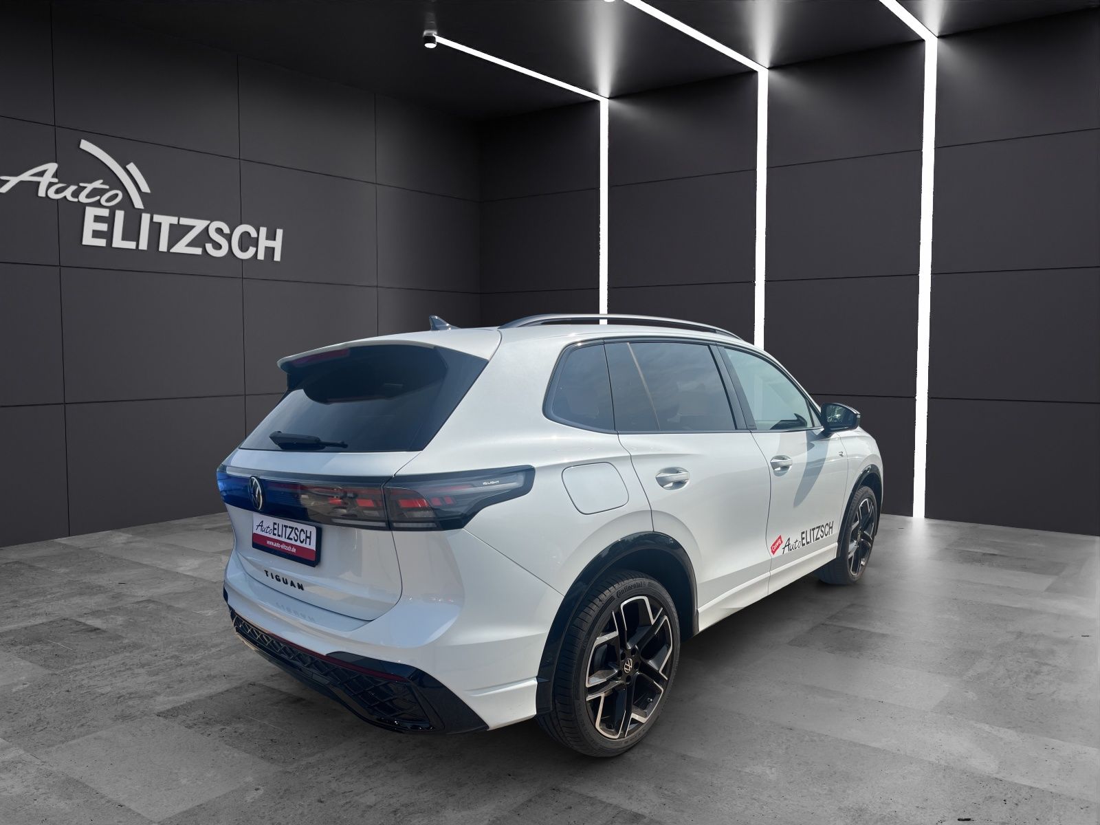 Fahrzeugabbildung Volkswagen Tiguan TDI R-Line 4M DSG MATRIX AHK PANO 20" NAV