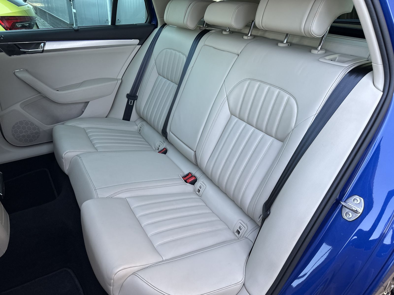 Fahrzeugabbildung SKODA Superb Combi L&K NAV+MATRIX+ACC+PANO+CANTON+DCC