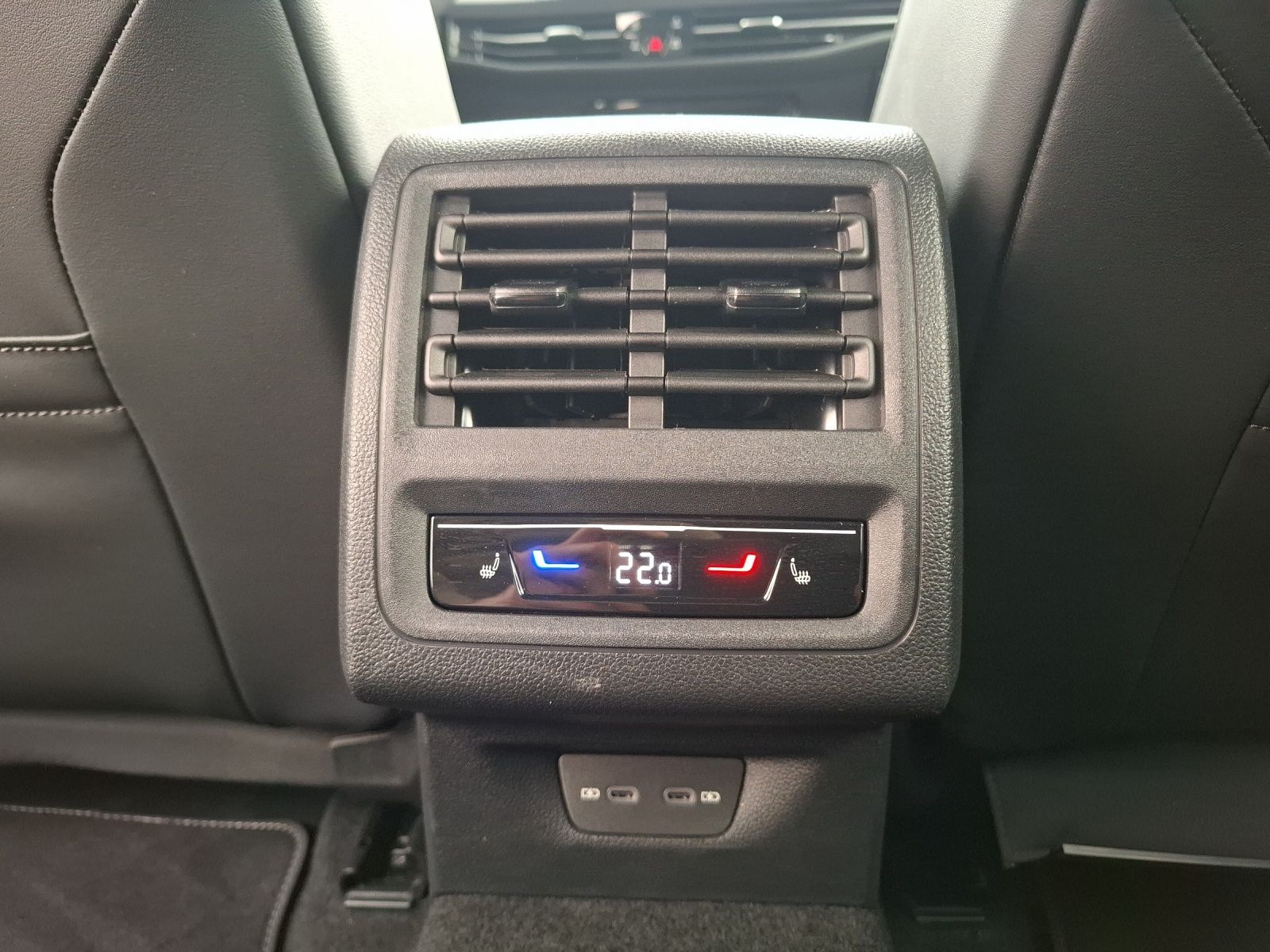 Fahrzeugabbildung Volkswagen Golf VIII Variant eTSI R-Line DSG Standhzg. LED