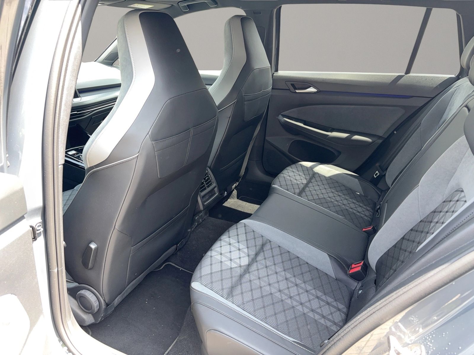 Golf Variant 1.5 eTSI R-Line, BlackStyle, Navi,