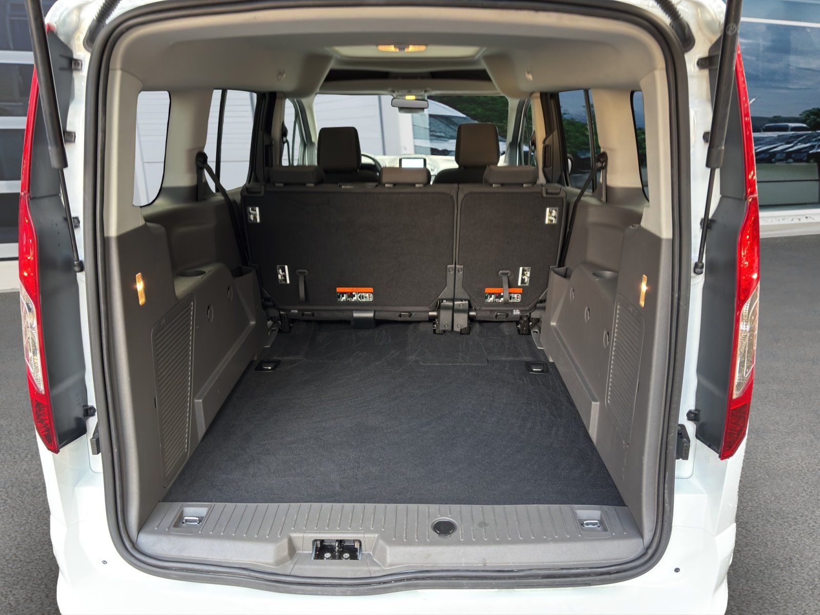Fahrzeugabbildung Ford Grand Tourneo Titanium