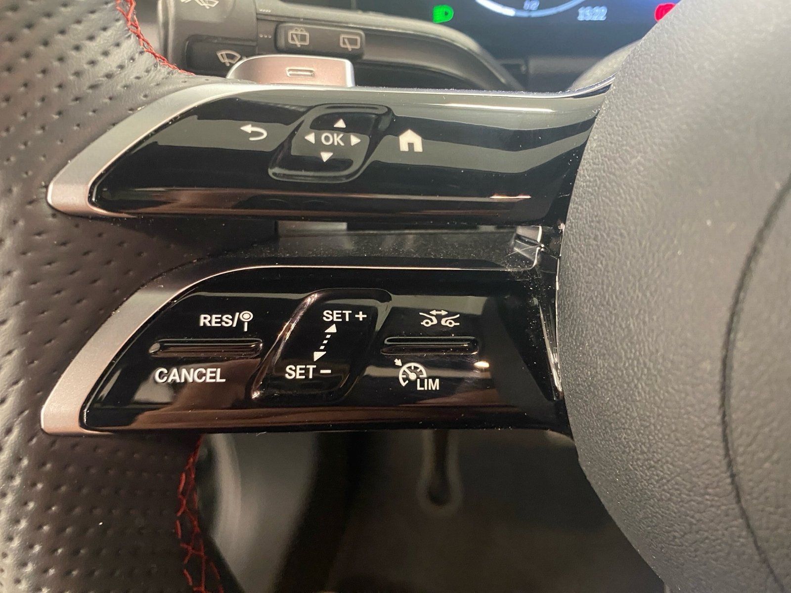 Fahrzeugabbildung Mercedes-Benz GLA 200 AMG Plus*AHK*360**HUD*Pano*MuBeam*Memory