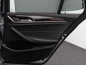 Fahrzeugabbildung BMW 530i LuxuryLine Kamera HUD Komfort SoftCl Alarm
