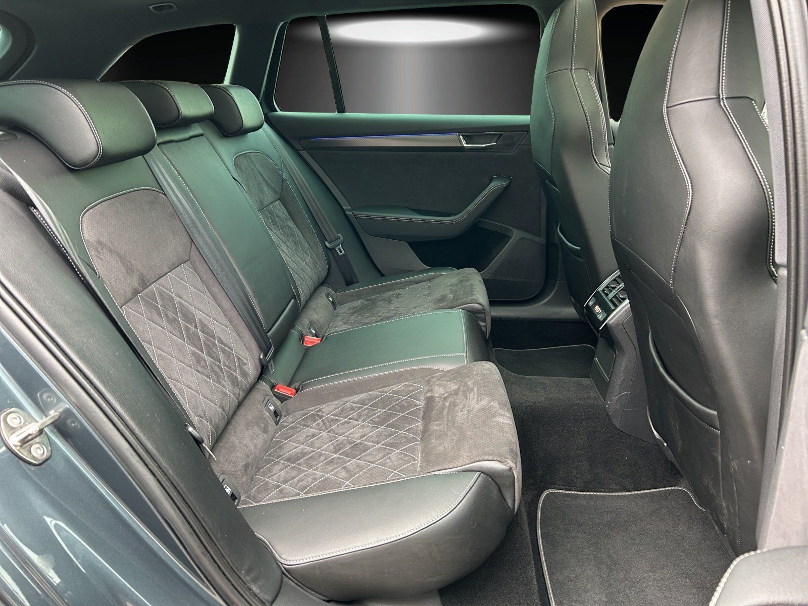 Fahrzeugabbildung SKODA Superb Combi 2.0 TDI Sportline/PANO/ACC/VIRTUAL/
