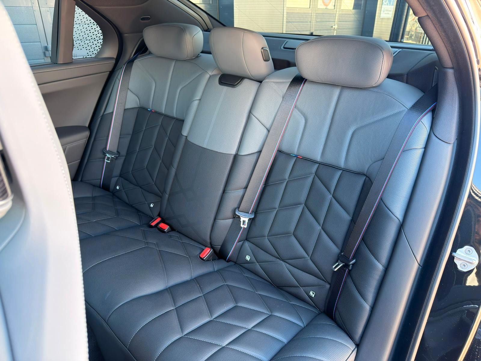 Fahrzeugabbildung BMW 740 d xDrive M Sport Pro*B&W*MASS*PAN*STHZ*CON*