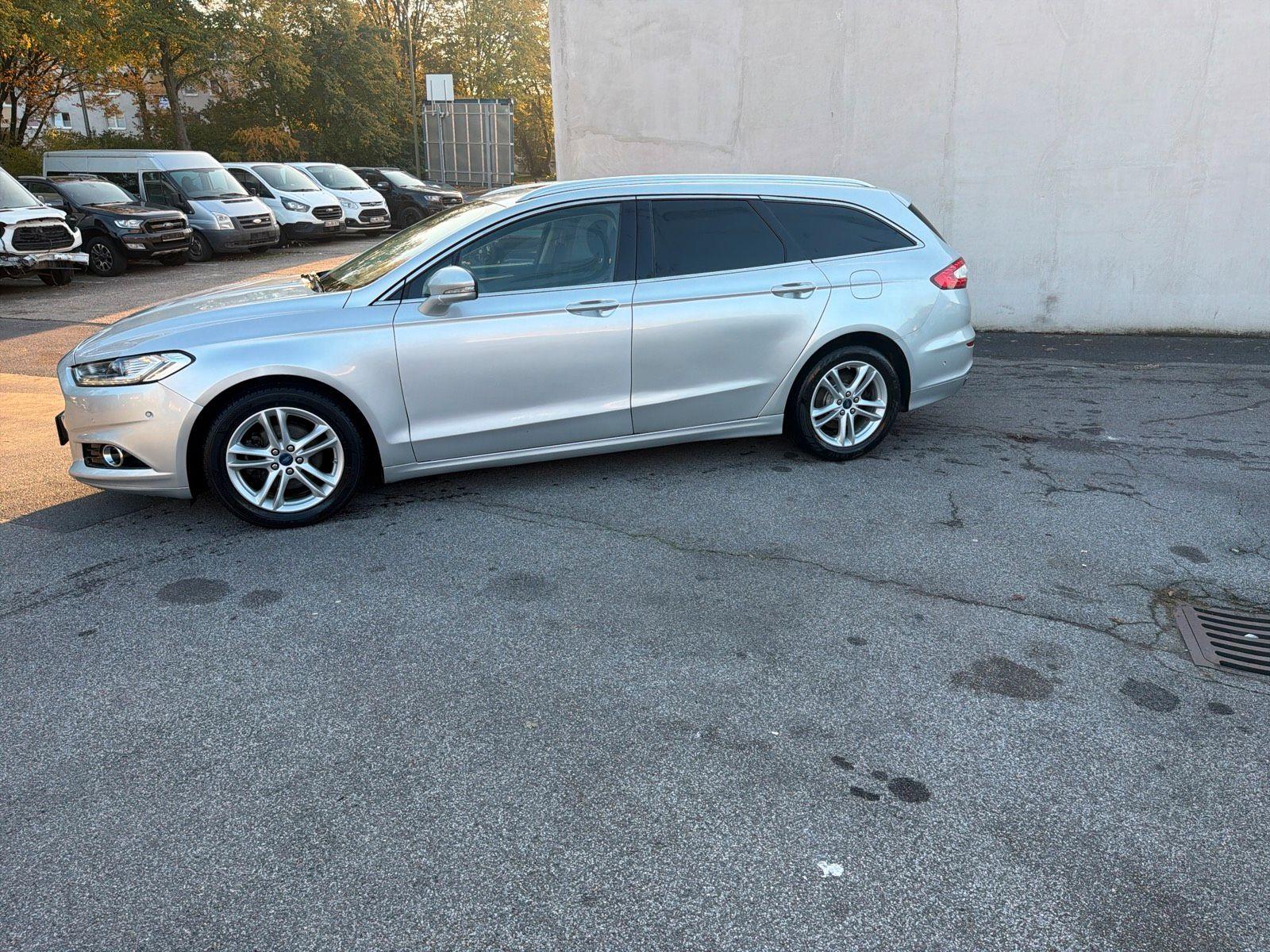 Ford Mondeo 2015 — вигляд ззаду