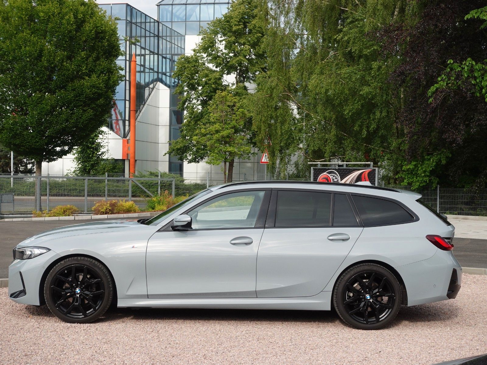 Fahrzeugabbildung BMW 318i Touring A M Sportpaket LMR19"/LED/Navi/Keyl