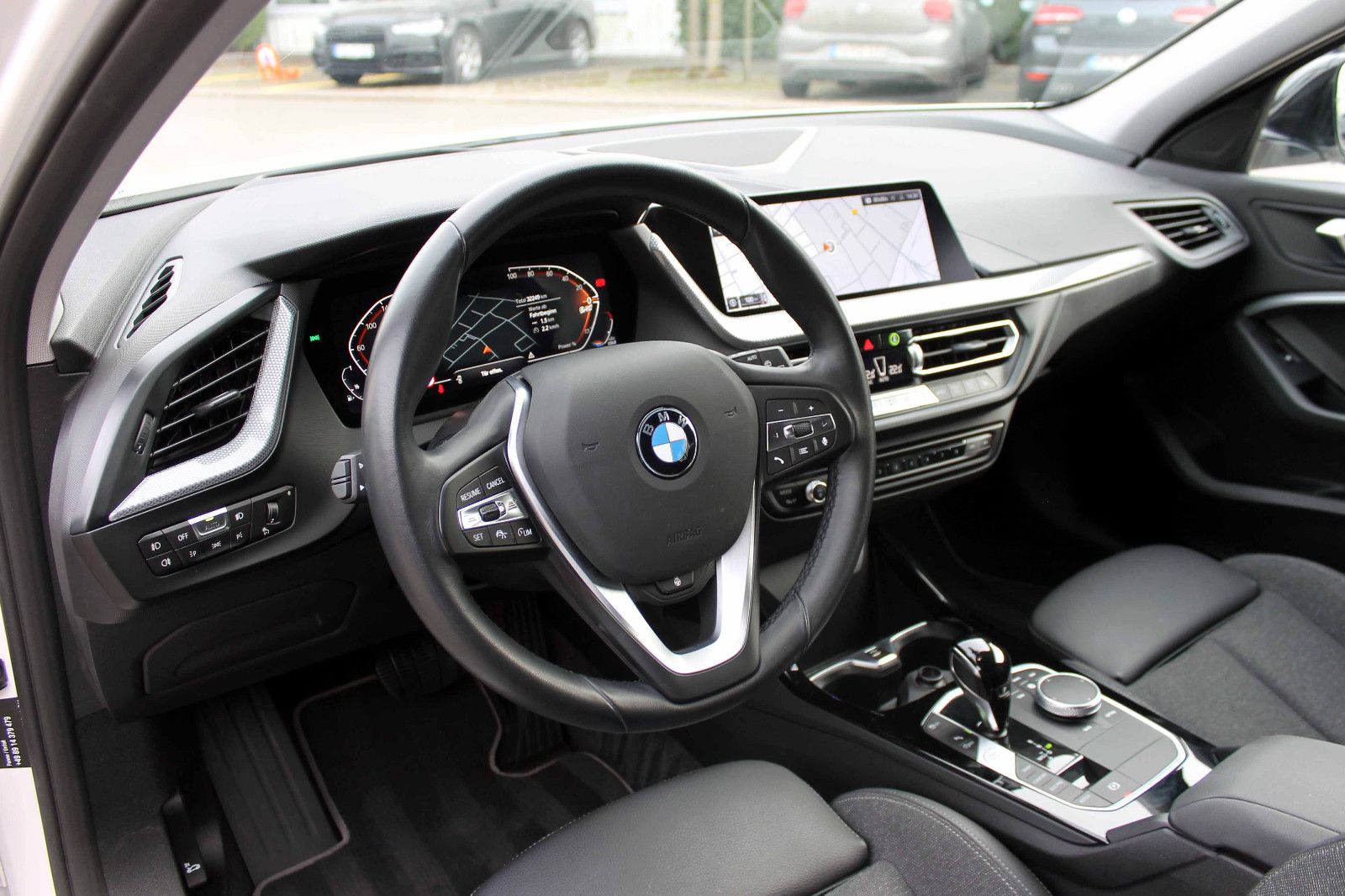 Fahrzeugabbildung BMW 118i Sport-Line Steptr. ACC HUD KAM LED SHZ NAV