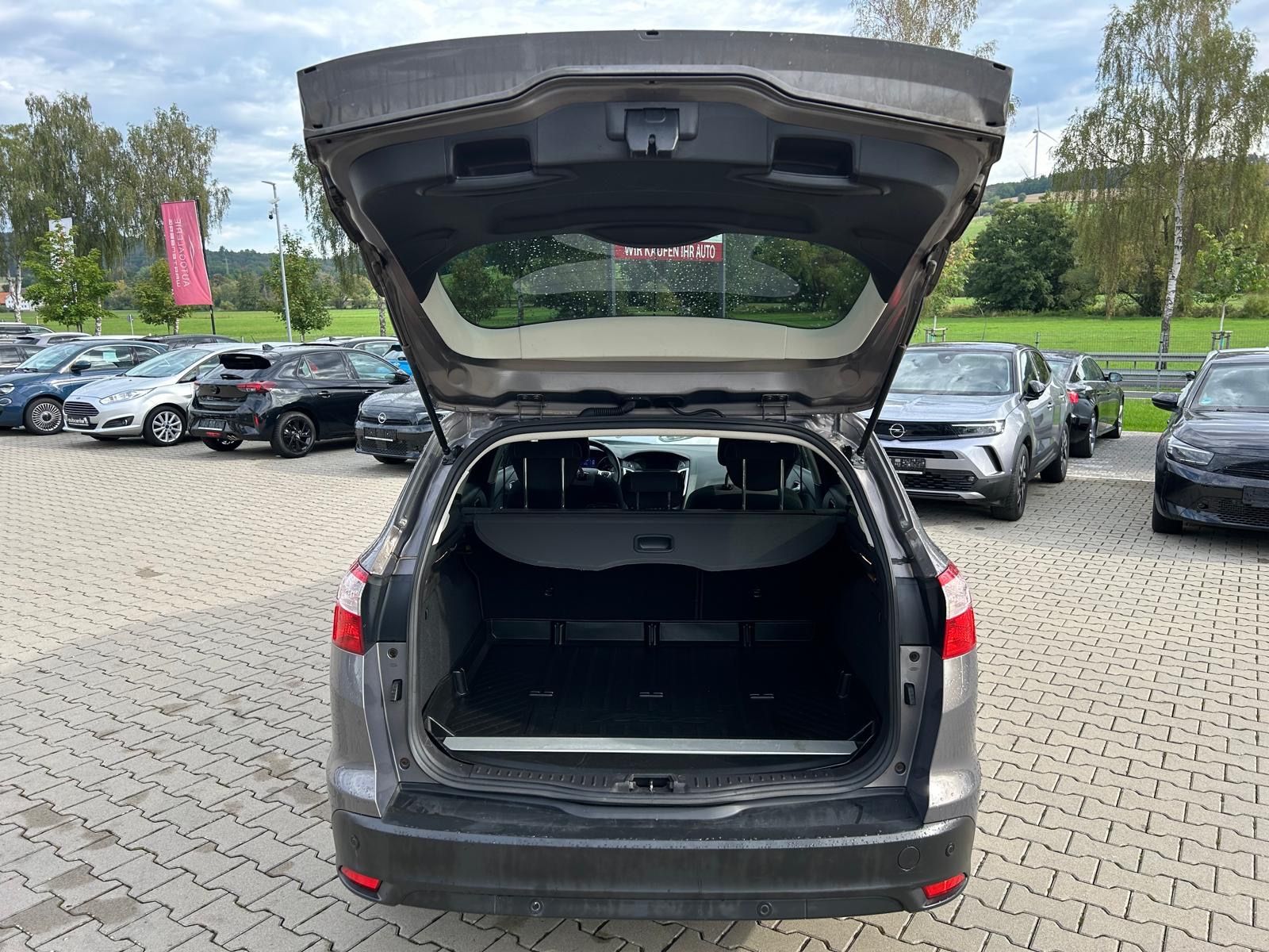 Fahrzeugabbildung Ford Focus Turnier°Champions Edition°Navi°Shz°