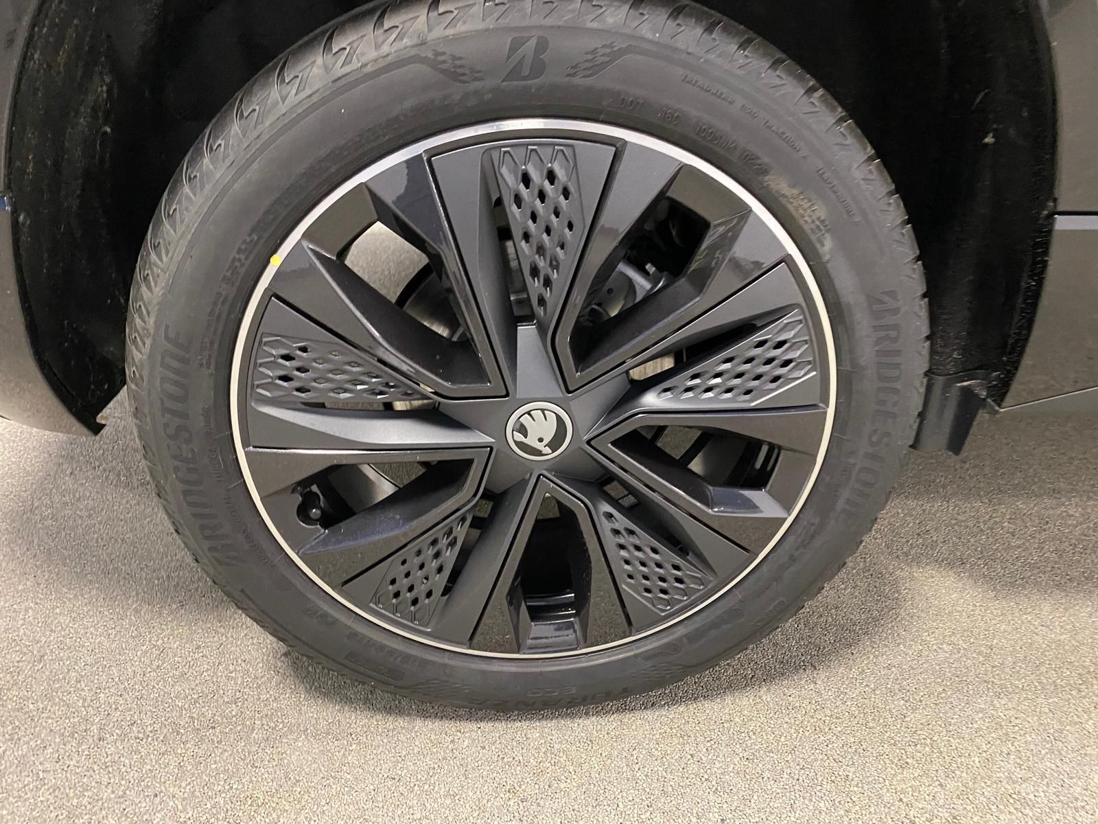 Fahrzeugabbildung SKODA Karoq 1.5 TSI SPORTLINE+MATRIX+ACC+AHK+APP+RFK++