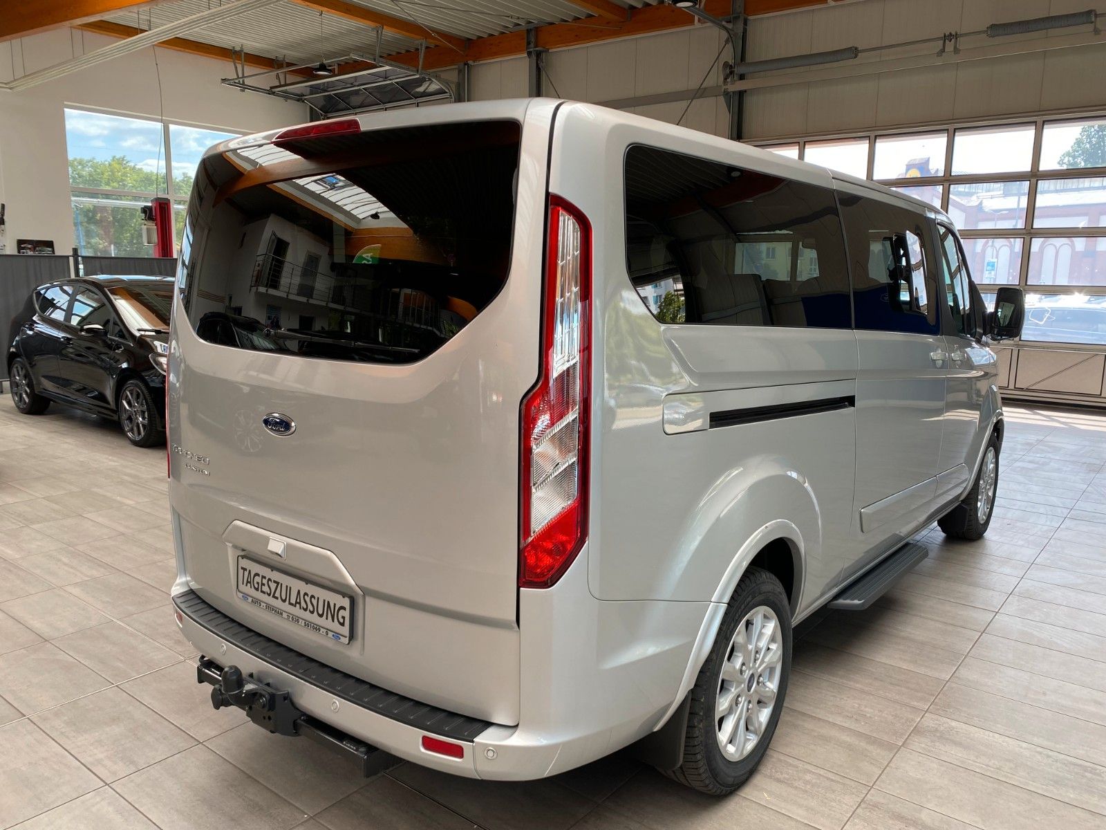 Fahrzeugabbildung Ford Tourneo Custom 320 L2 LED AHK Navi ACC 8-Sitzer