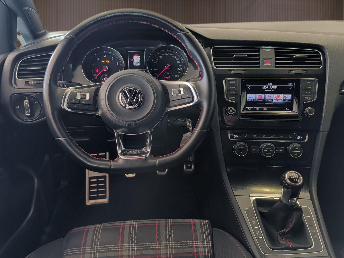 Volkswagen Golf 7 GTI 220 ch • 5 portes • Boîte manuelle 6 • GPS • Xénon • 18"