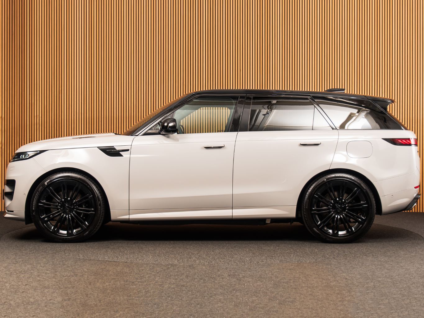 Land Rover P550e AUTOBIOGRAPHY-23"-TOWB-BLACK P-23"-COMFORT imagem 2