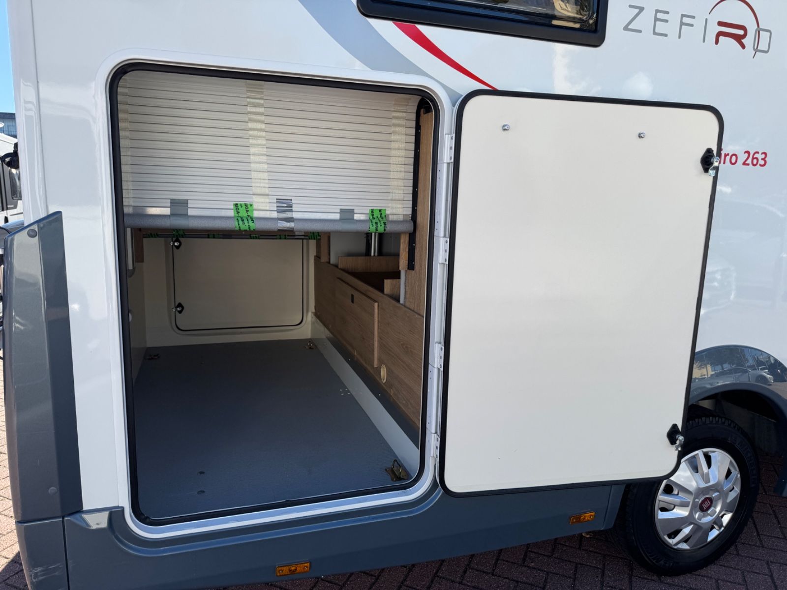 Fahrzeugabbildung Roller Team ZEFIRO 263 TL FIAT QUEENSBETT HUBBETT SOLAR TV