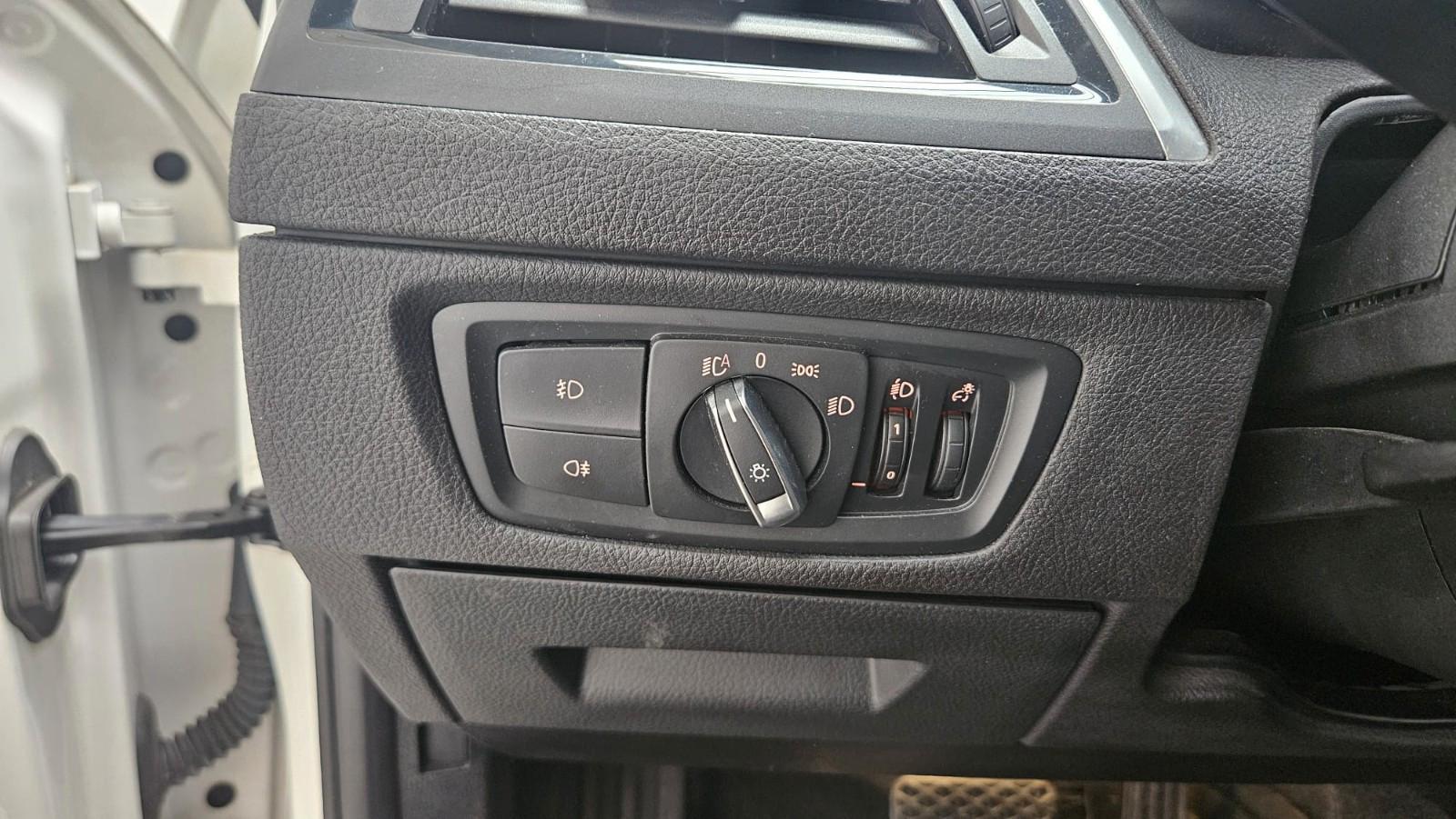 BMW 120i Vollleder Navi Tempomat Sitzheizung PDC LED