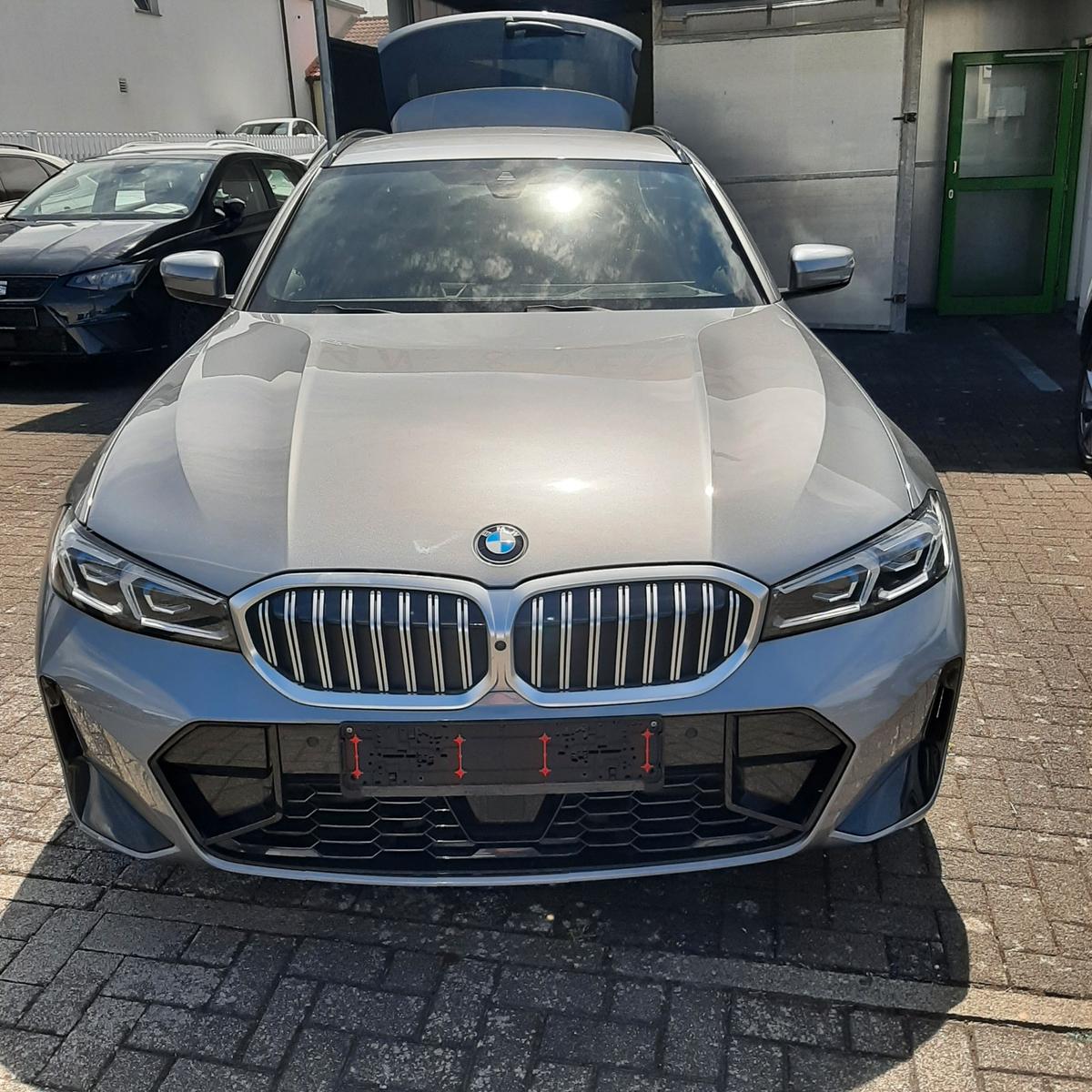 BMW 318i Kombi Autom. M-SPORT LED-Navi-AHK-PDC-18"