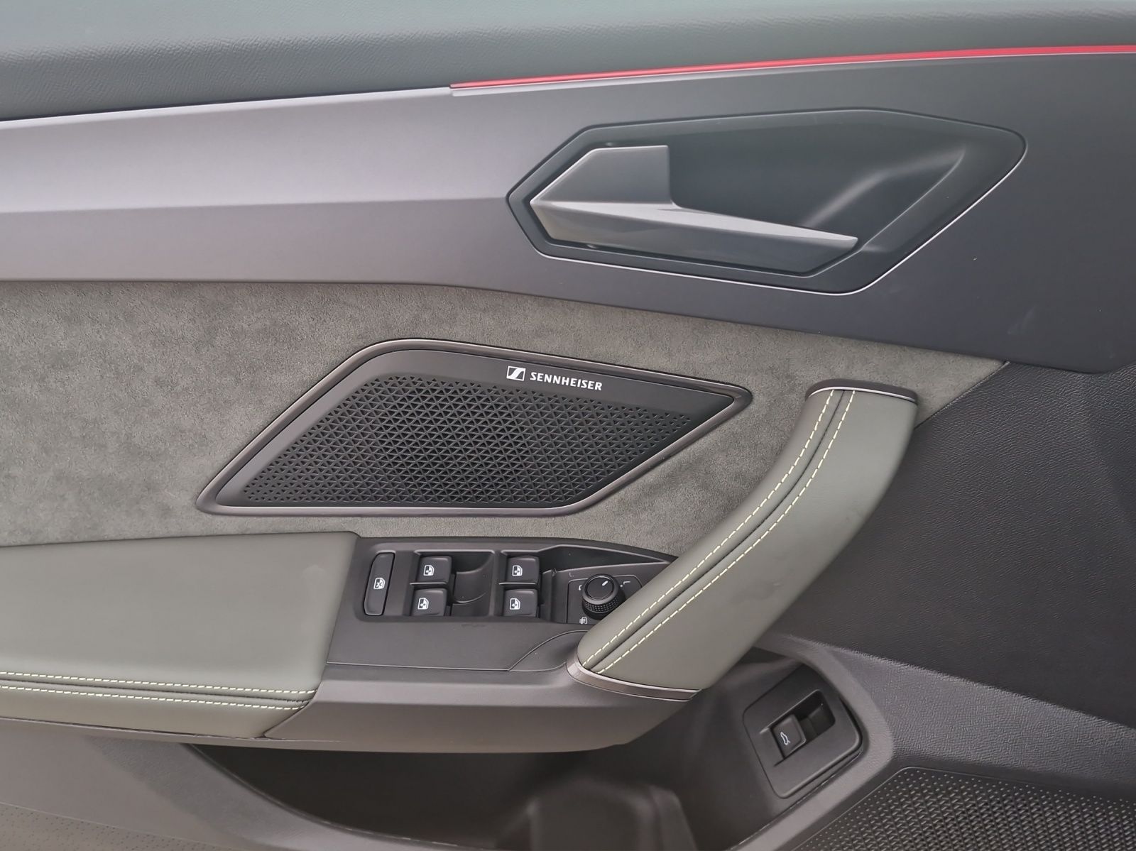 Fahrzeugabbildung CUPRA Leon Sportstourer 2.0 TSI 4Drive VZ AHZ Matrix P