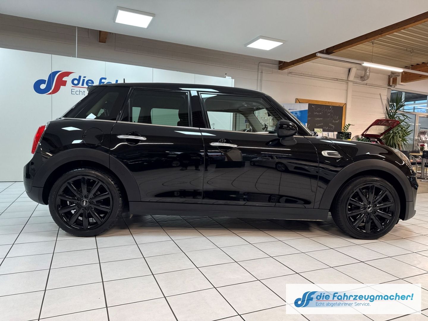 Fahrzeugabbildung MINI Cooper Mehrzonenklima Ambientebeleuchtung SHZ Ke