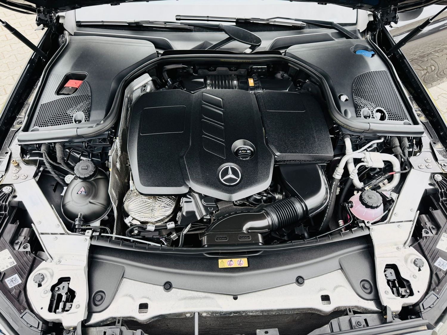 Fahrzeugabbildung Mercedes-Benz E 220 T d AVANTGARDE, MBUX Premium, RFK, Totw, L