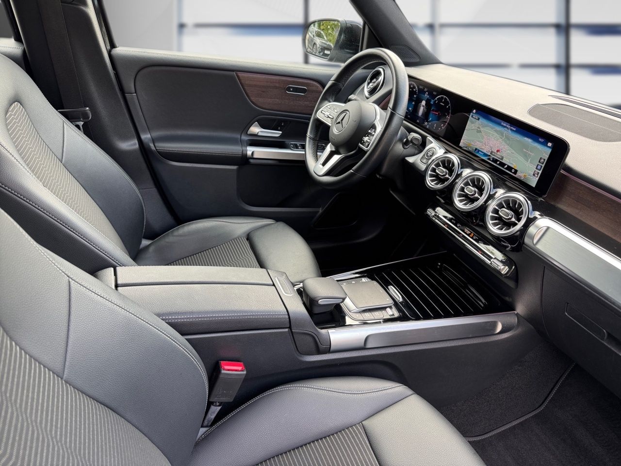 Fahrzeugabbildung Mercedes-Benz GLB 220 d 4m PROGRESSIVE+PANO+DIST+LED+CARPL+4WD