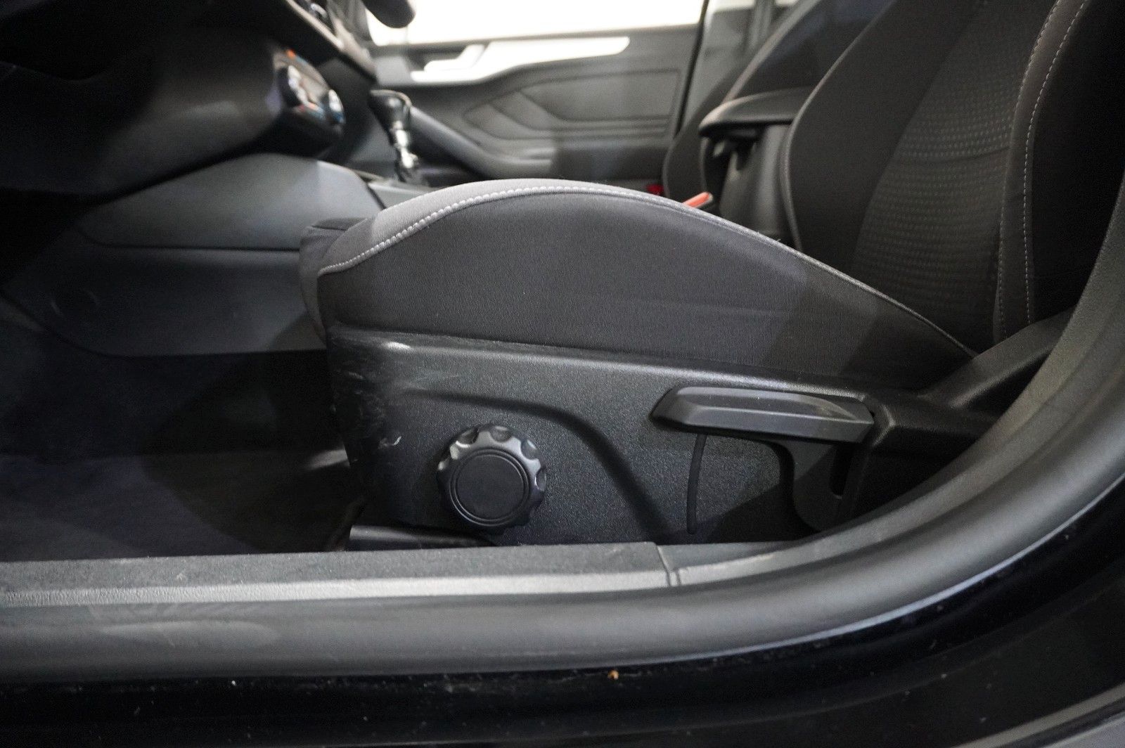 Fahrzeugabbildung Ford Focus Lim. 1.0 COOL & CONN. NAVI/LED/SPORT/SHZ
