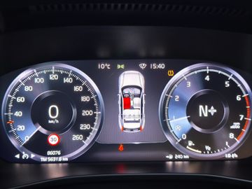 Volvo XC40 Momentum 2WD*AHK*LED*SHZ*Kamera*PDC*