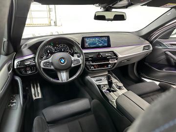 Fahrzeugabbildung BMW 530i M Sport Kamera DAB Alarm HiFi Navi 19"