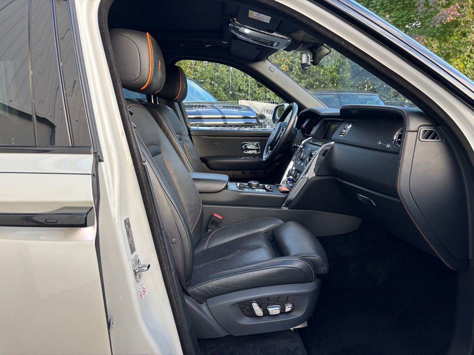 Fahrzeugabbildung Rolls-Royce Cullinan/NOVITEC/WIDEBODY/24''/FOND-TV/STERNEHIM