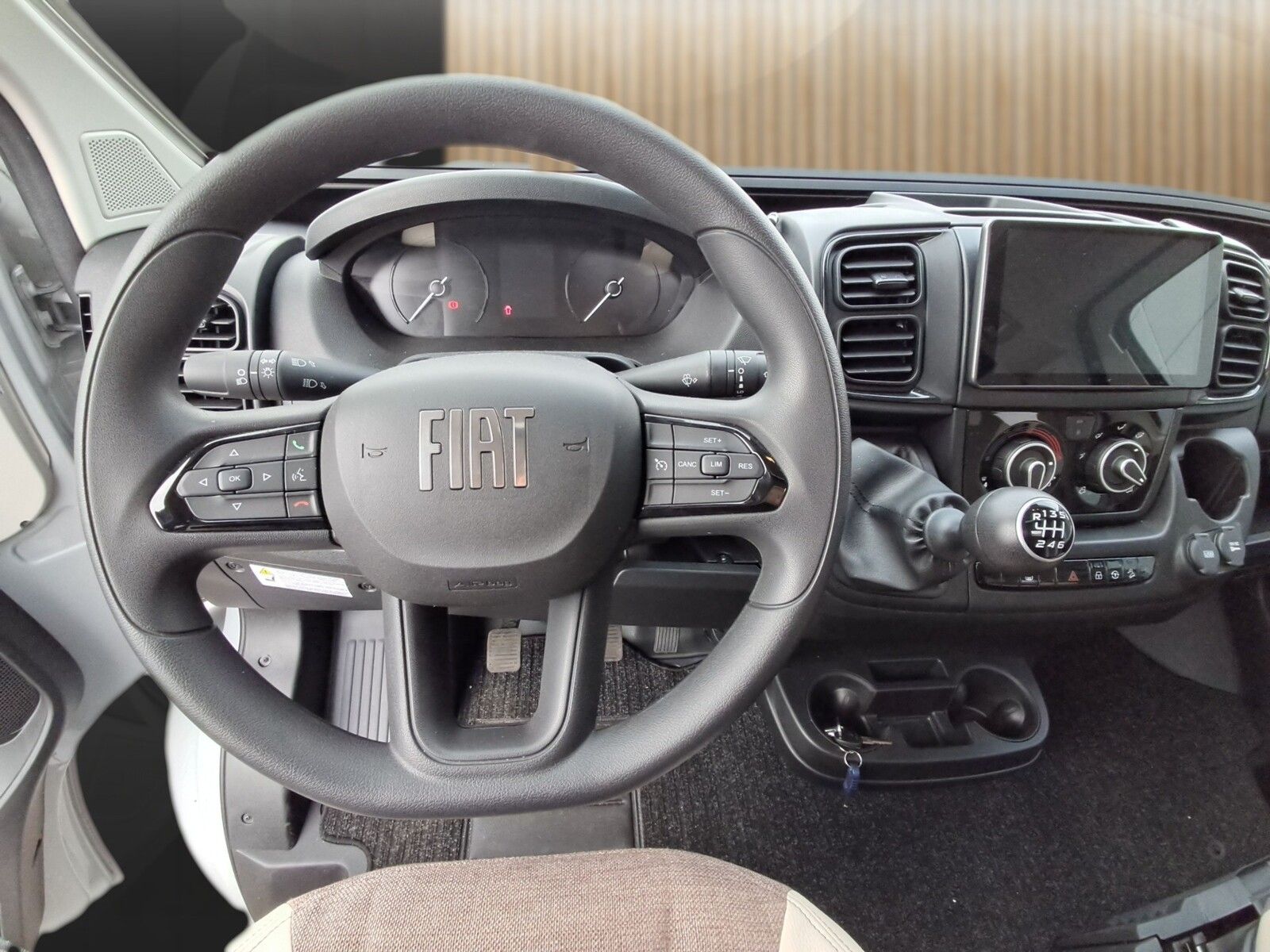 Fahrzeugabbildung Eura Mobil Van V 635 HB Captain-Chair-Sitze, Skyroof, RFK