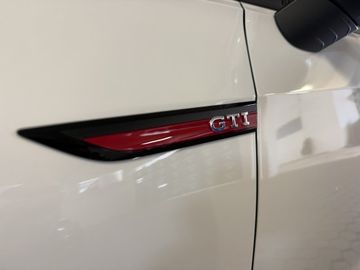 Fotografie des VW Golf VIII 2,0l TSI DSG GTI