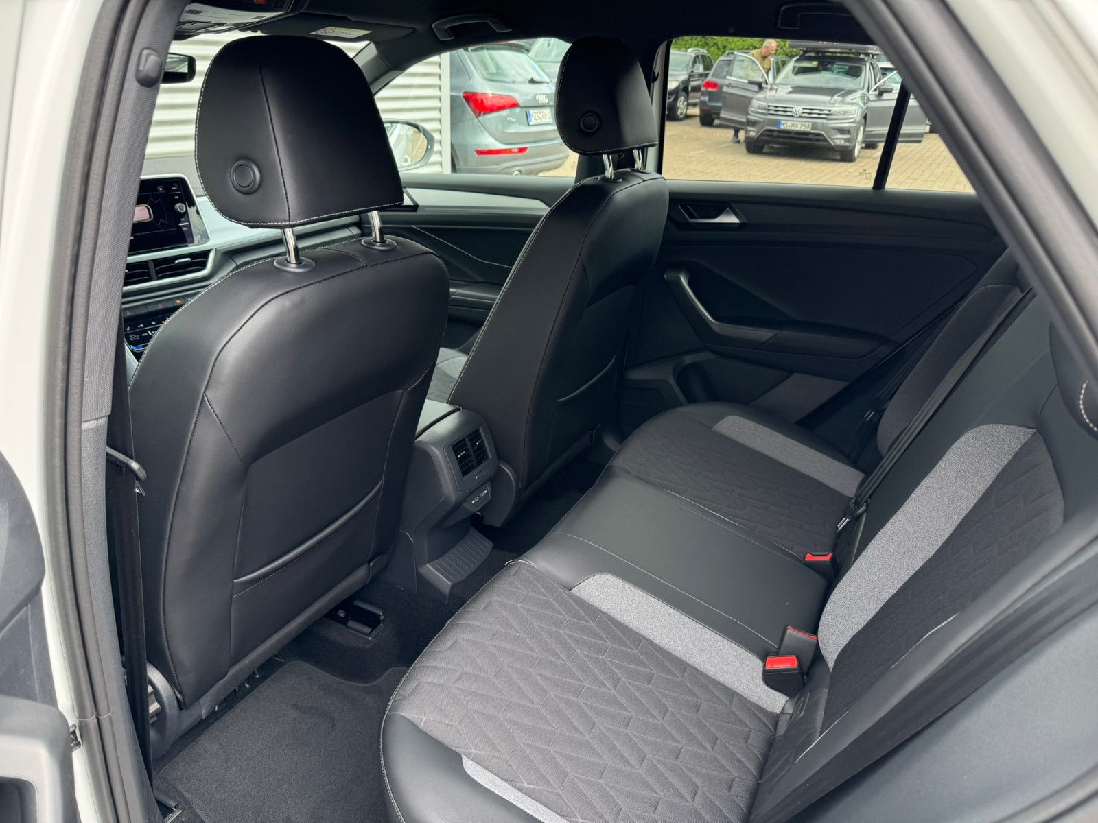 Fahrzeugabbildung Volkswagen T-Roc Goal 1.0 TSI Navi ACC LED