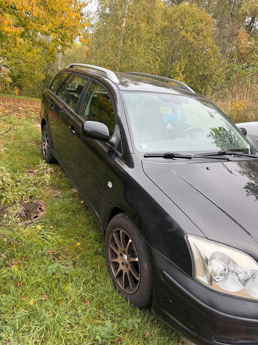 Toyota Avensis 2005 — салон