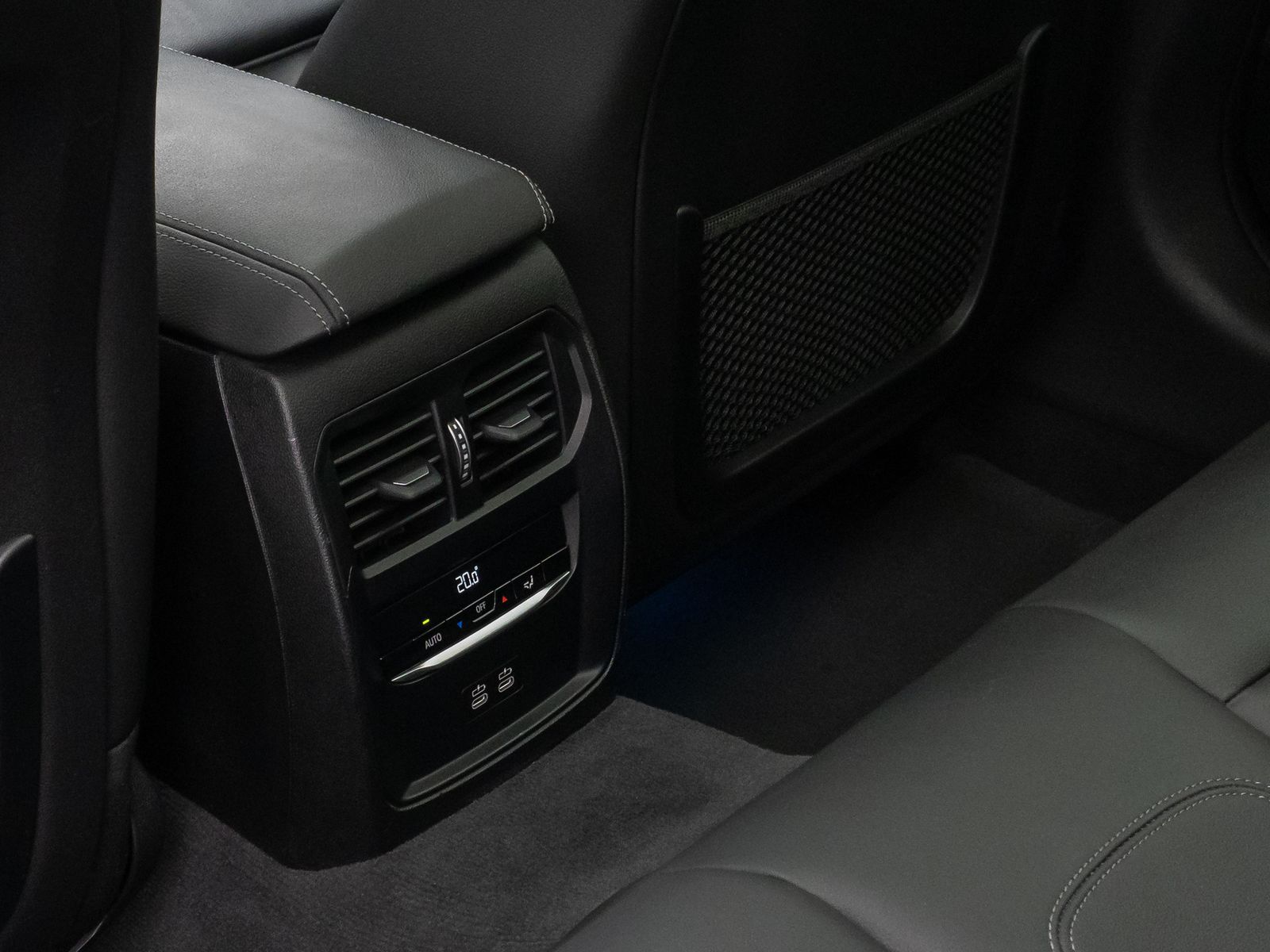 Fahrzeugabbildung BMW 330e xD Sport Line Panorama Laser Kamera HUD DAB