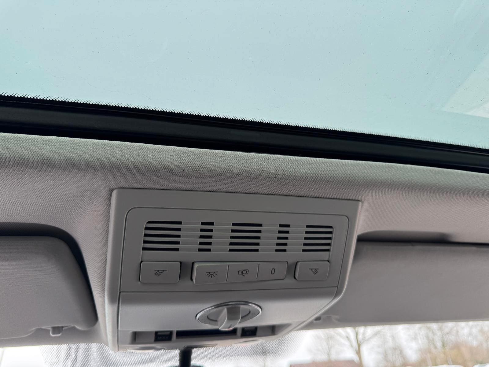 Volkswagen T5 Multivan Edition 25 2.0 TDI 179 ch BVA / 7 places / Alcantara / Toit panoramique / Chauffage auxiliaire