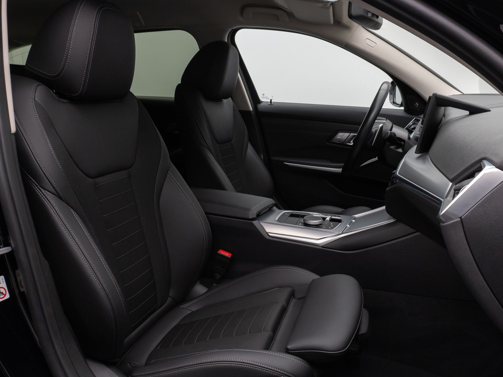 Fahrzeugabbildung BMW 320e Kamera HUD DAB H/K AHK Stop&Go Sport LED