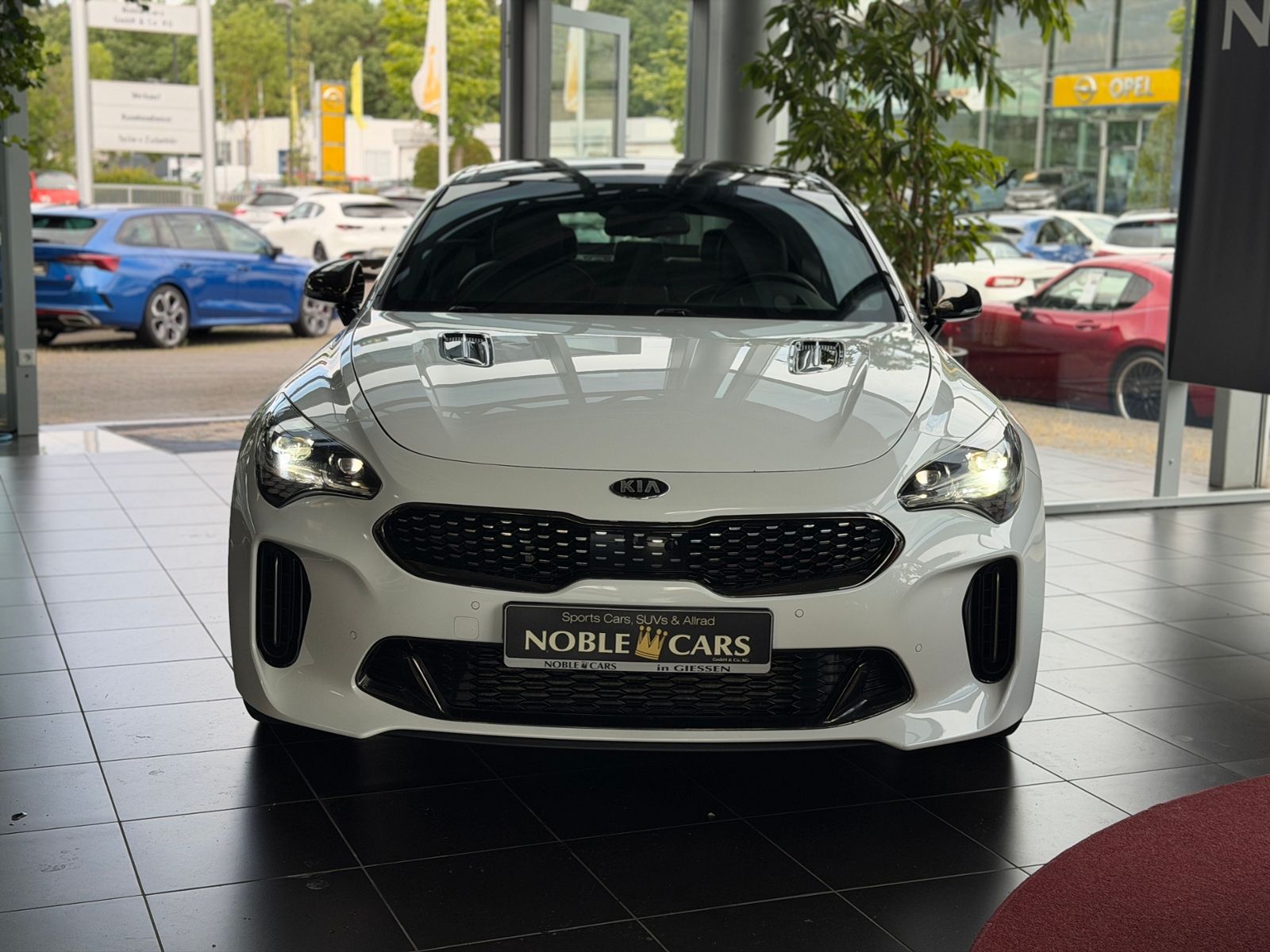Fahrzeugabbildung Kia Stinger GT 4WD HUD PANO H/K LED NAV RFK SHZ
