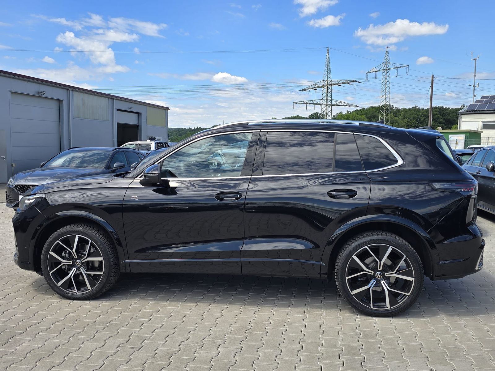 Fahrzeugabbildung Volkswagen Tiguan 2.0 TDI 4M R-Line PANO*H&K*AHK*MATRIX*20"