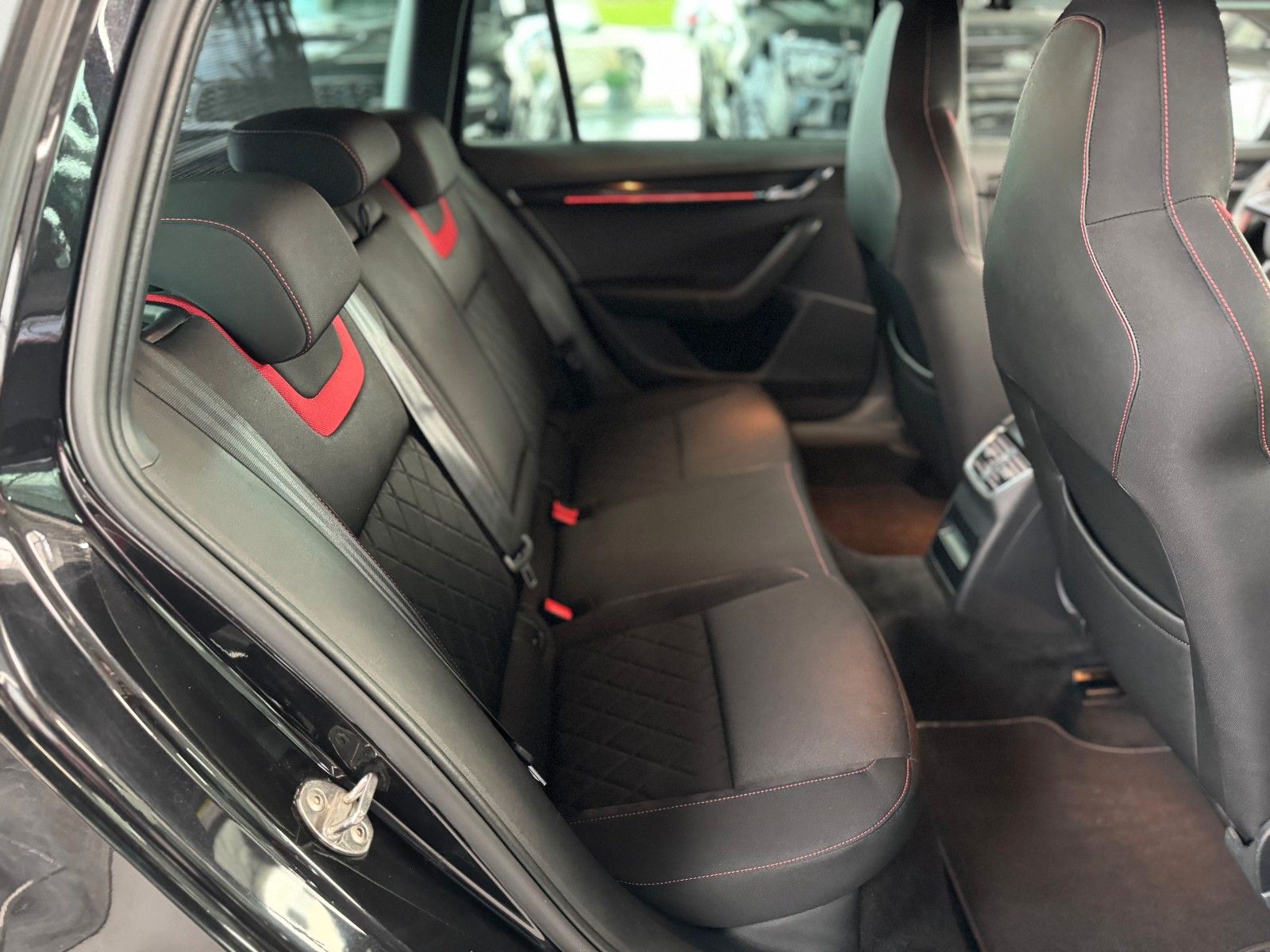 Fahrzeugabbildung SKODA Octavia Combi 2.0 TDI RS 4x4   "ACC Park-Paket"