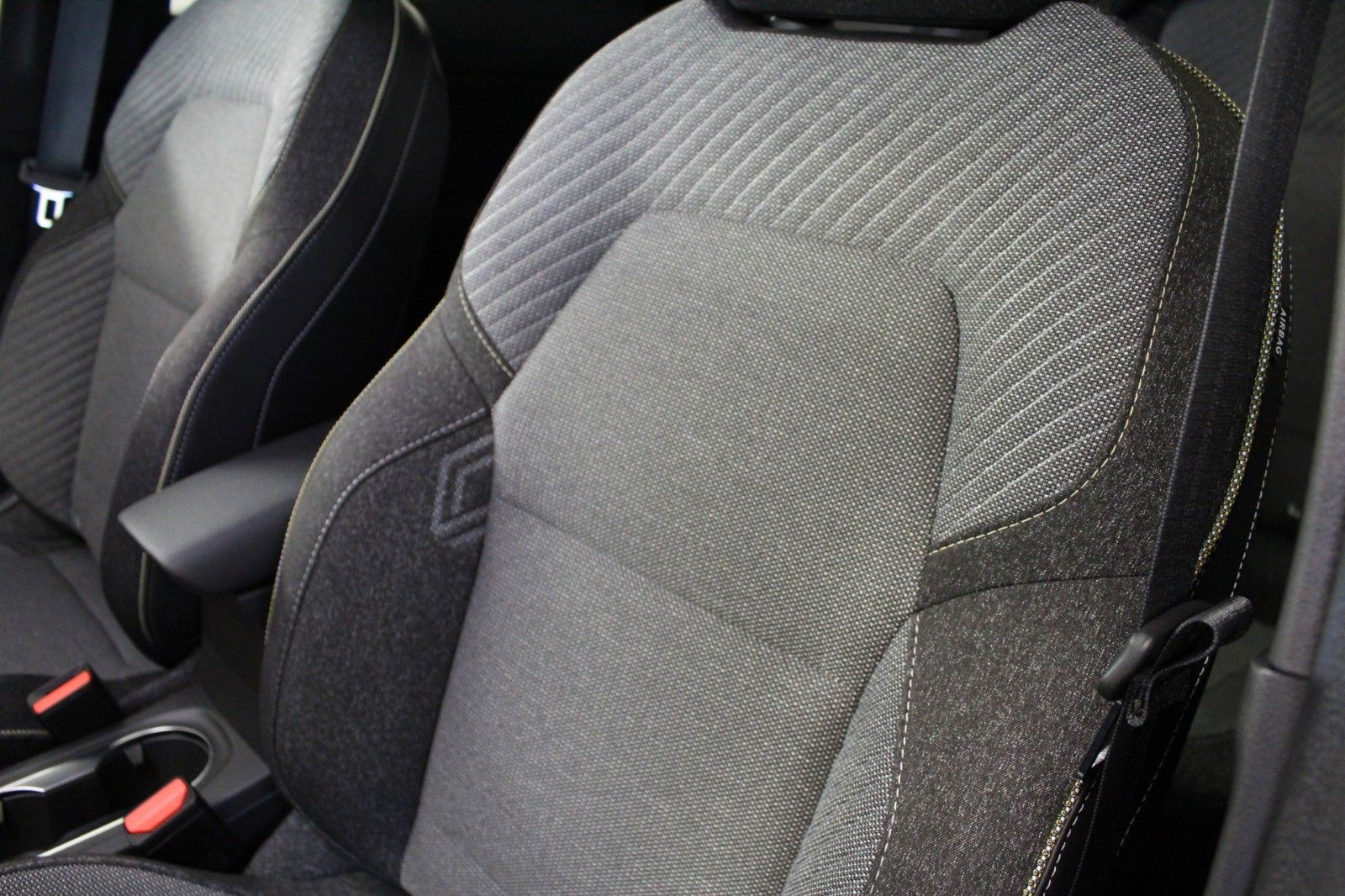 Fahrzeugabbildung Renault Captur Mild Hybrid 140 Techno*Winterpaket*