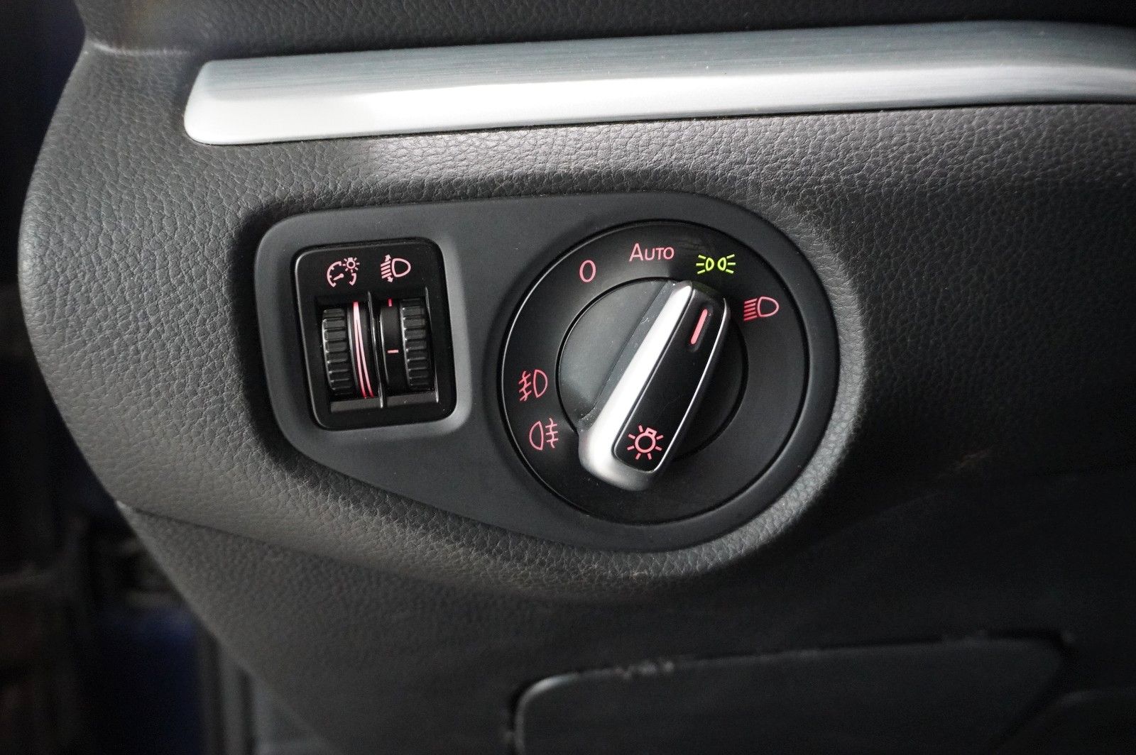 Fahrzeugabbildung Volkswagen Sharan 1.4 TSI STYLE 7-SITZE NAVI/PANO./SPORT/SH