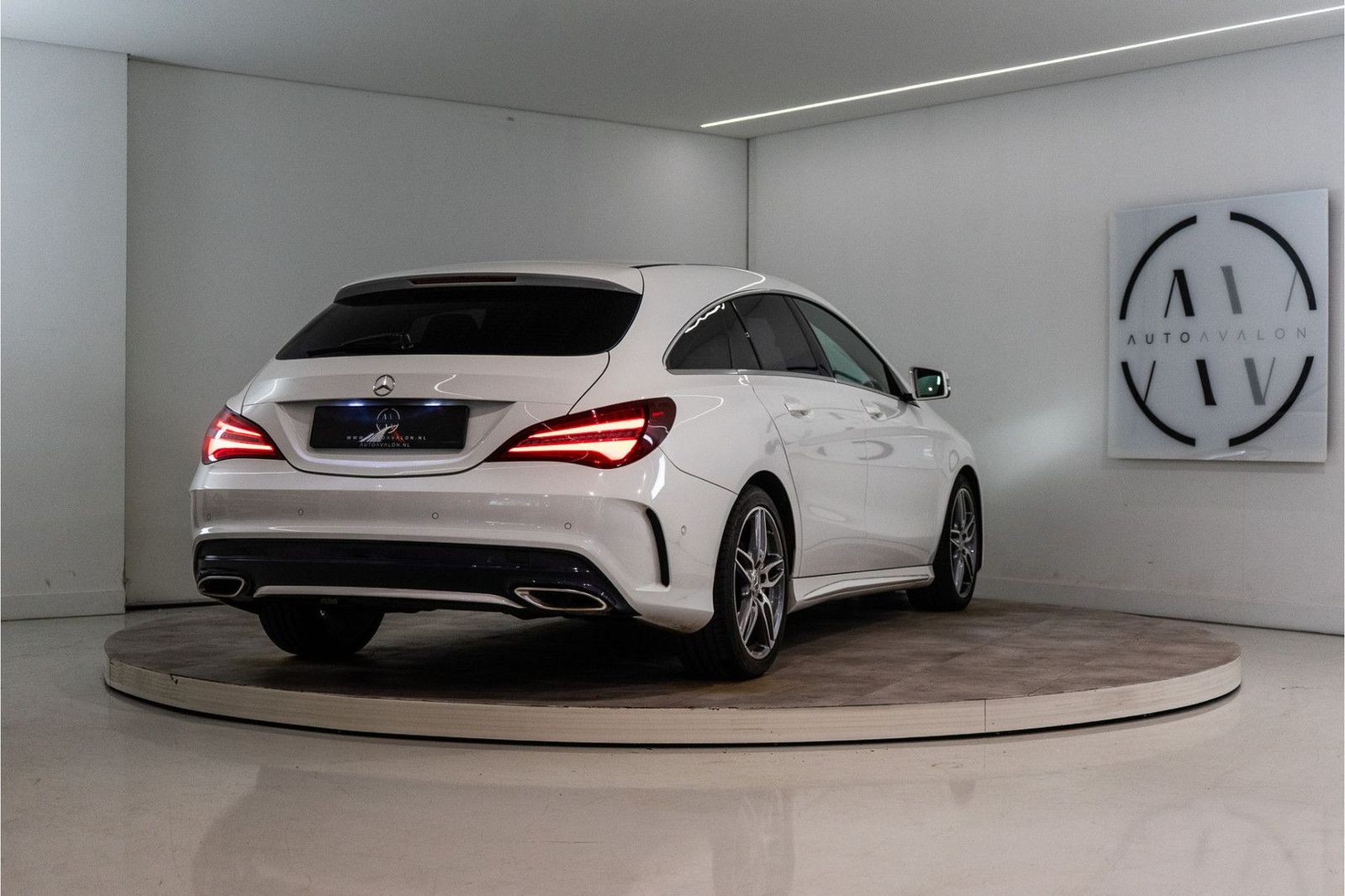 Mercedes-Benz CLA 180 Shooting Brake AMG 123PK | LED | Stoelve imagem 3