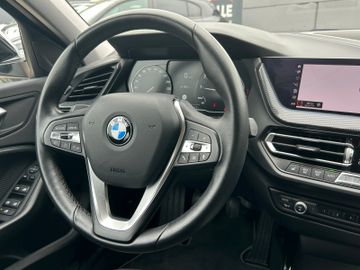 Fahrzeugabbildung BMW 118i Sport Line Kamera Navi SHZ LED GRA FSP