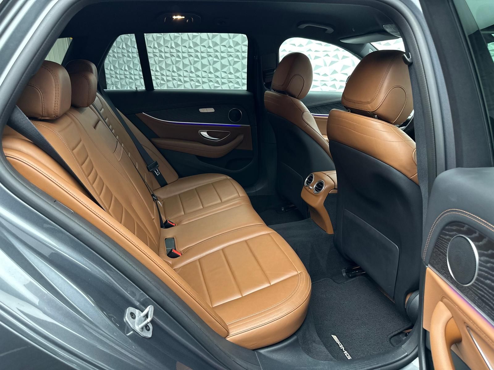 Fahrzeugabbildung Mercedes-Benz E 400d AMG/4MATIC/DISTRO/STDHZ/9G/AHK/360°/MBUX
