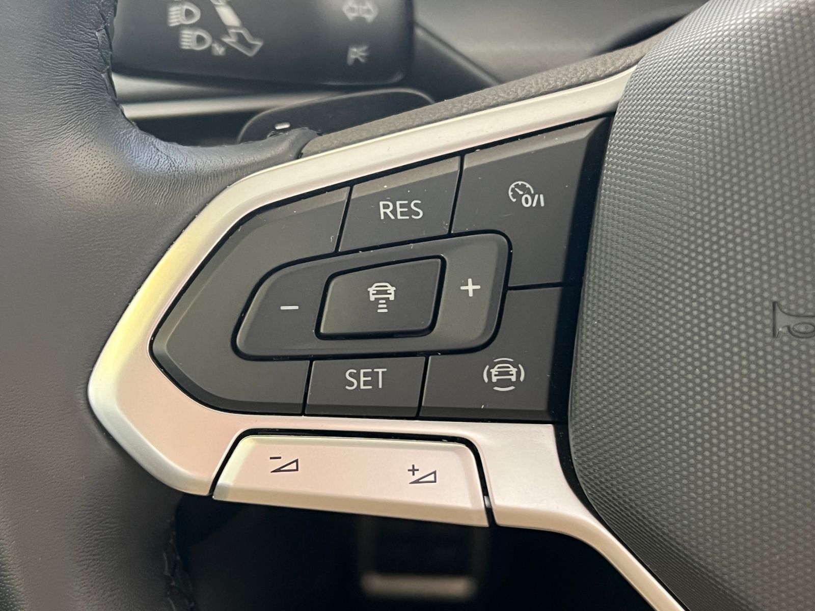 Fahrzeugabbildung Volkswagen Golf VIII Variant ACTIVE 1.5 eTSI DSG *AHK, LED,